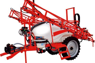 Opryskiwacze przyczepiane z belką rozkładaną hydraulicznie