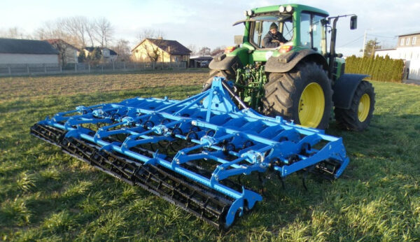 Seedbed combination with cultivator tines