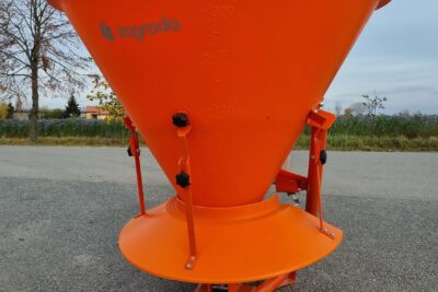 Single-disc salt and sand distributor RX