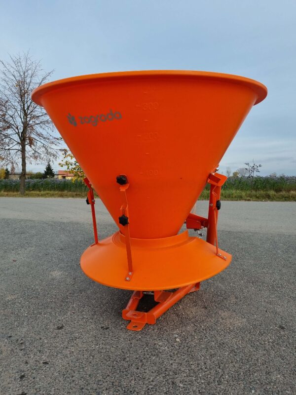 Single-disc salt and sand distributor RX